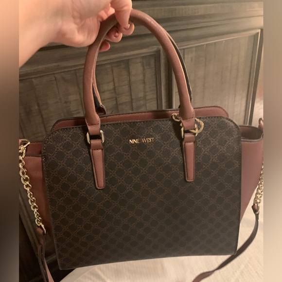 Nine West Handbags - 🔴Nine West Purse🔴 With shoulder Strap